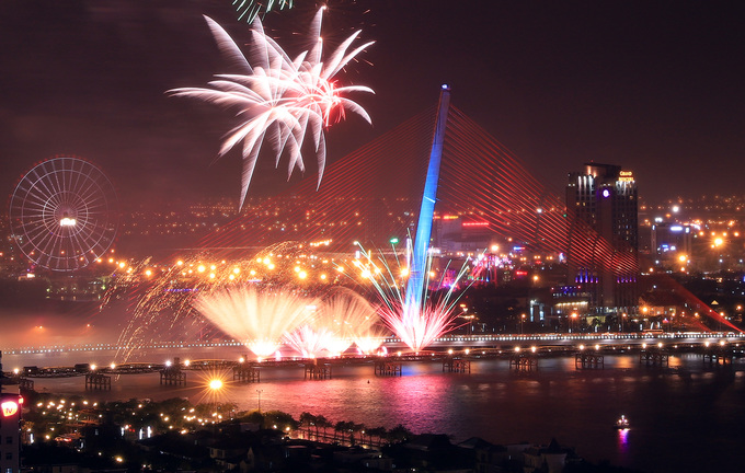 Đà Nẵng bắn pháo hoa trong mưa