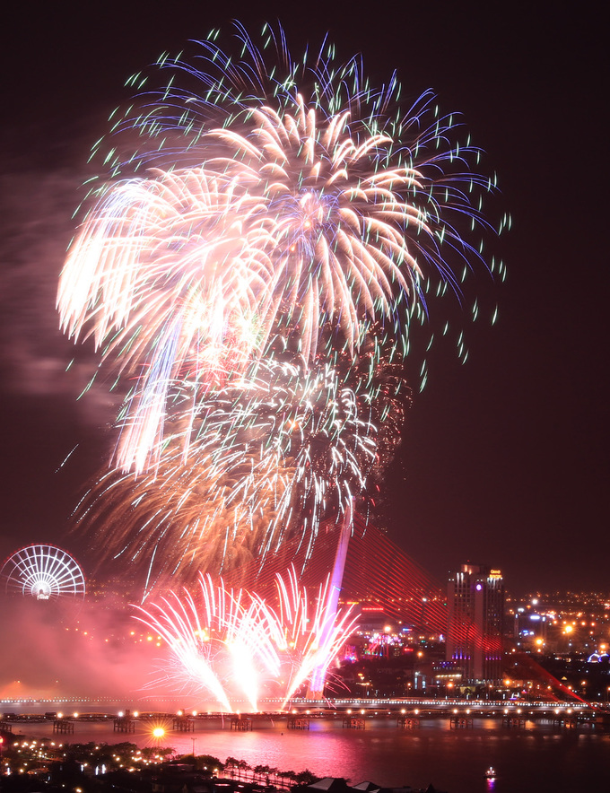 Đà Nẵng bắn pháo hoa trong mưa