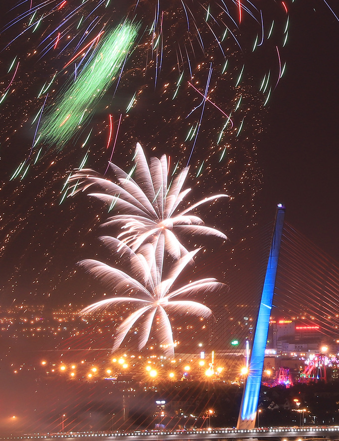 Đà Nẵng bắn pháo hoa trong mưa