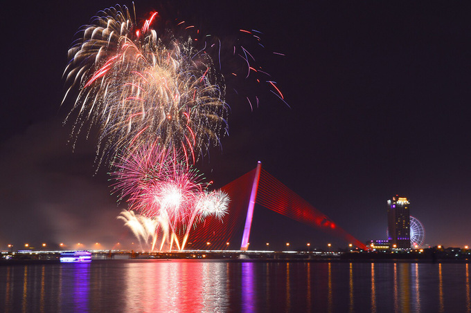 Đà Nẵng bắn pháo hoa trong mưa