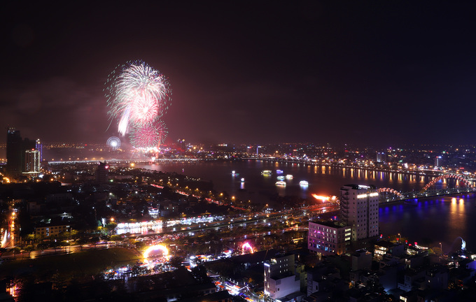 Đà Nẵng bắn pháo hoa trong mưa