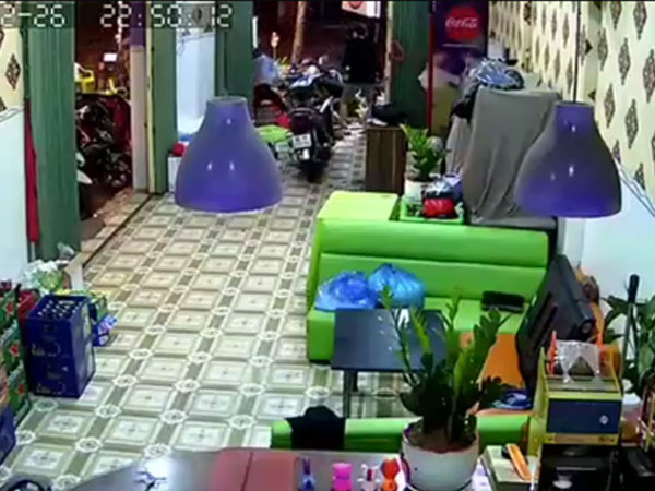 Bắt khẩn cấp 5 tên chém nhân viên quán cà phê nguy kịch