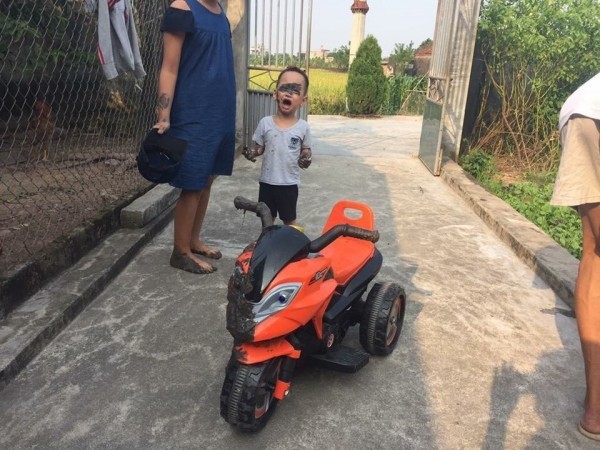 Phút trước còn ngậm kẹo tung tăng giữa cánh đồng, phút sau đã lấm lem bùn đất, em bé khiến MXH cười không ngớt