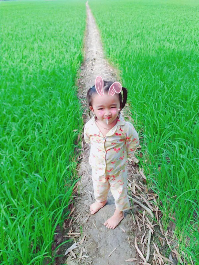 Phút trước còn ngậm kẹo tung tăng giữa cánh đồng, phút sau đã lấm lem bùn đất, em bé khiến MXH cười không ngớt