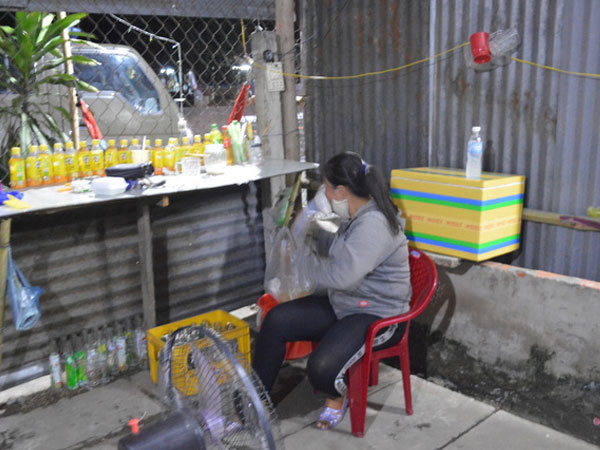 Thanh niên giả gái kích dục cho khách uống cà phê