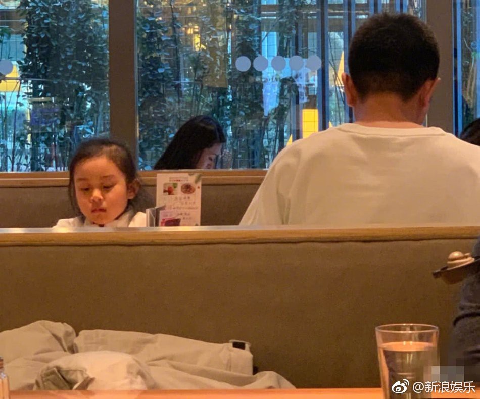 Hình ảnh xót xa: Con gái Giả Nãi Lượng mặt buồn thiu khi đi chơi cùng bố mà không có Lý Tiểu Lộ đi cùng