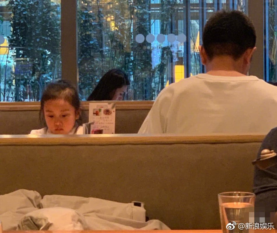 Hình ảnh xót xa: Con gái Giả Nãi Lượng mặt buồn thiu khi đi chơi cùng bố mà không có Lý Tiểu Lộ đi cùng