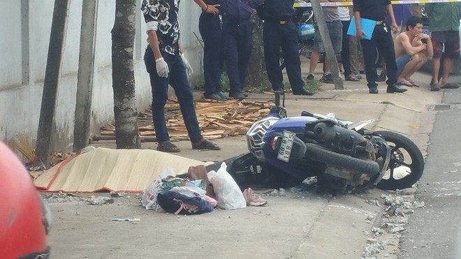 Tông trụ bê tông trên vỉa hè, cô gái chết thảm ngày nghỉ Tết