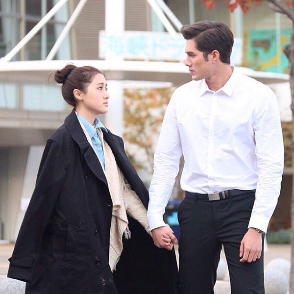 Năm mới con trai đưa bạn gái về ra mắt, bố mẹ đột nhiên gọi cả họ hàng đến quỳ lạy, khóc lóc sụt sùi