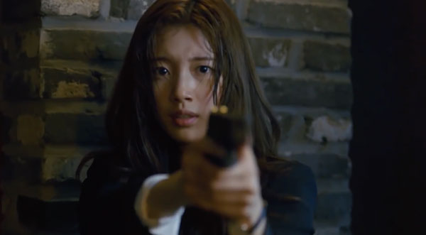 Suzy bắn súng cực ngầu, thực hiện những cảnh quay đầy mạo hiểm trong phim mới