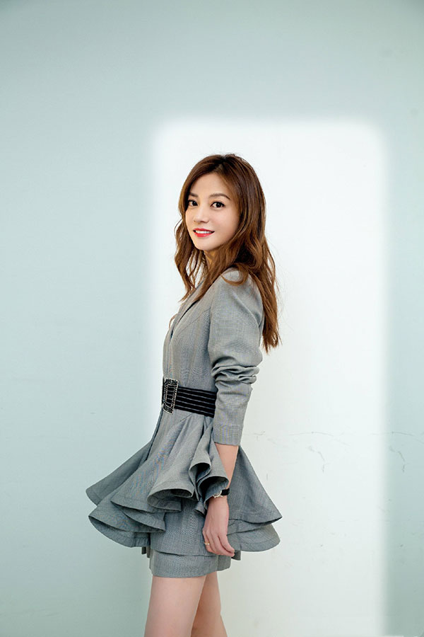 Diện váy ngắn bồng xòe, Triệu Vy đốn tim vạn người nhờ vóc dáng mi nhon và đặc biệt là đôi chân đẹp xuất sắc