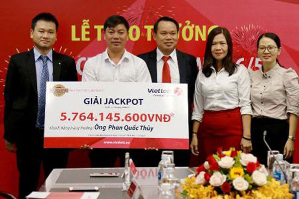 Trên đường đi lễ chùa, mua tấm vé số trúng độc đắc 22 tỷ