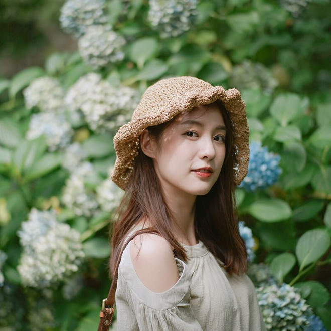 Hai hot girl nổi tiếng Thái Lan trông trái dấu vẫn chơi thân với nhau