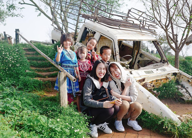 Hai hot girl nổi tiếng Thái Lan trông trái dấu vẫn chơi thân với nhau