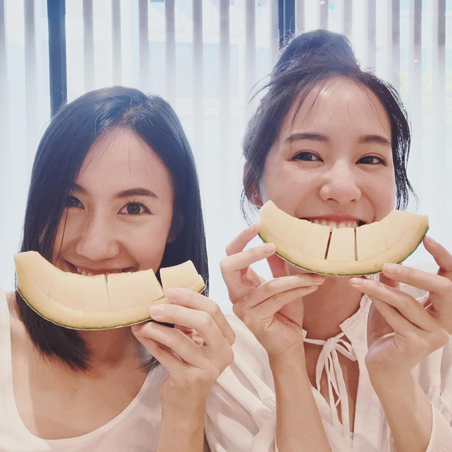 Hai hot girl nổi tiếng Thái Lan trông trái dấu vẫn chơi thân với nhau