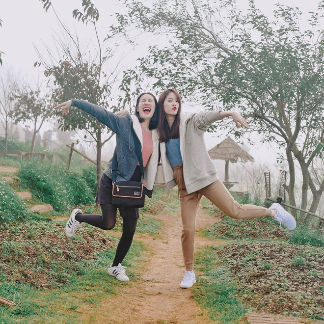 Hai hot girl nổi tiếng Thái Lan trông trái dấu vẫn chơi thân với nhau