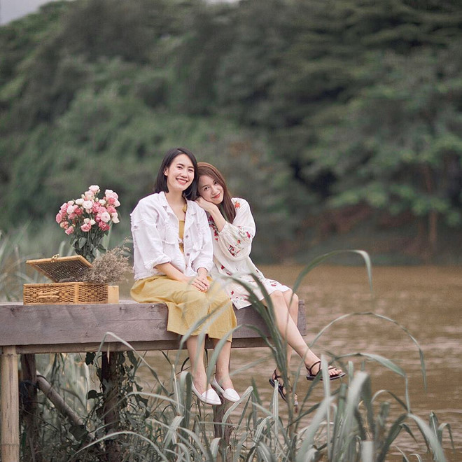 Hai hot girl nổi tiếng Thái Lan trông trái dấu vẫn chơi thân với nhau