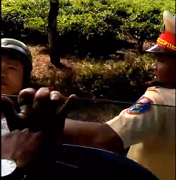 Quay phim vì cho rằng CSGT bắt lỗi sai, bị 2 thanh niên lạ mặt gây hấn