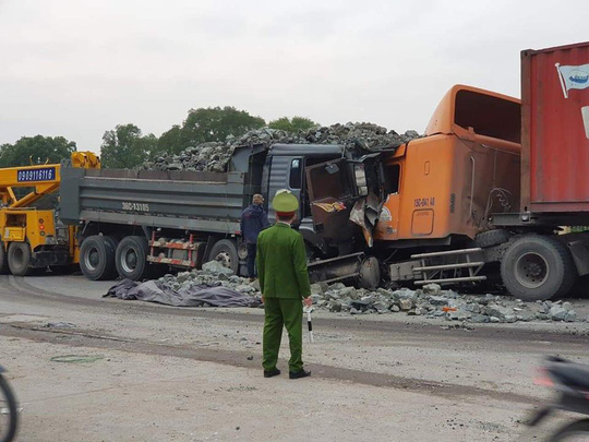 Xe tải chở đá đi sai làn đấu đầu kinh hoàng với xe container
