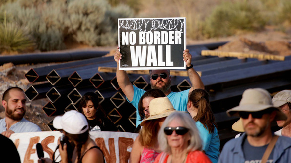 Ông Trump xuống nước với phe Dân chủ