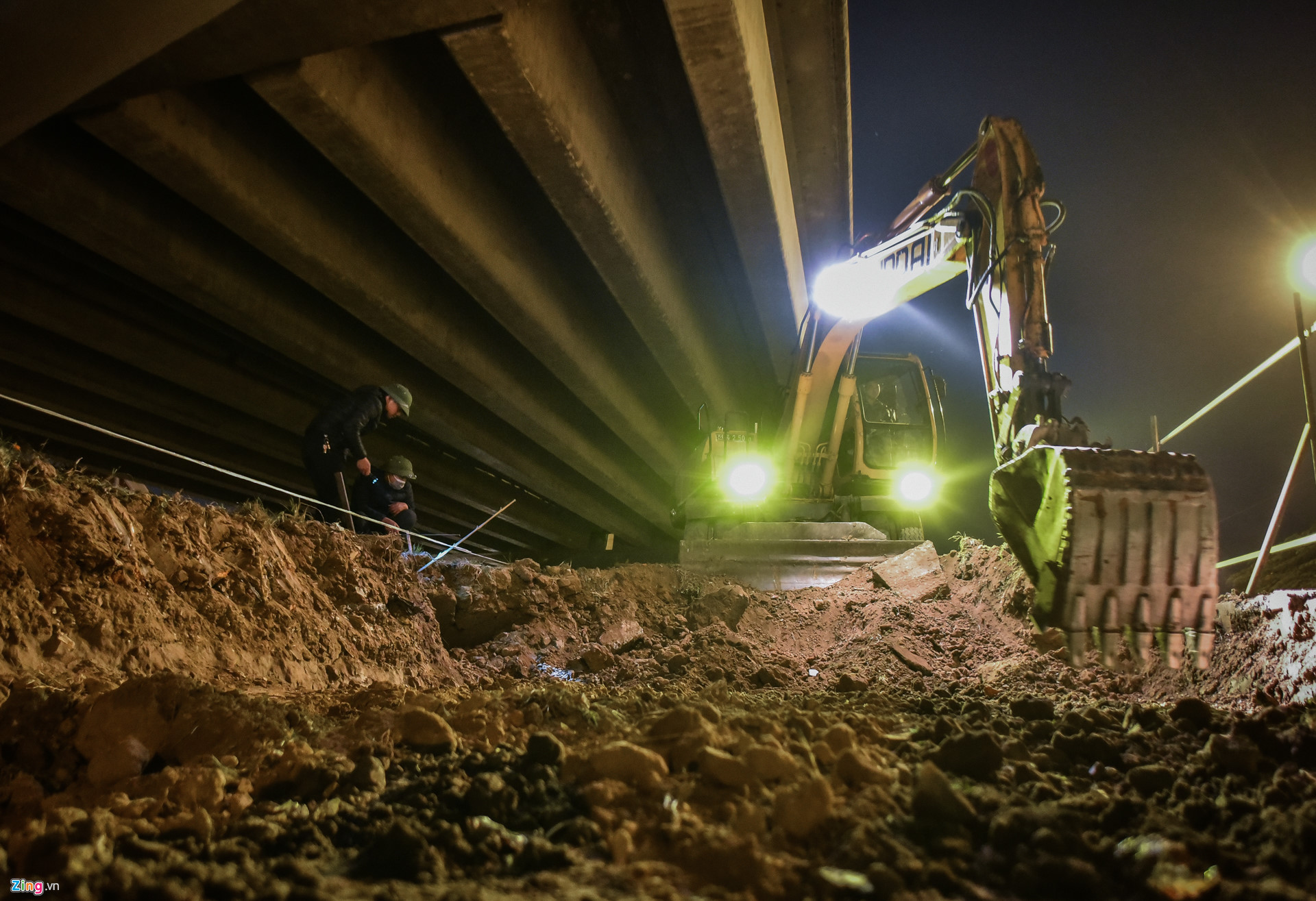 Video ảnh: Trắng đêm rào đường, xén dải phân cách để chống ùn tắc ở Thủ đô