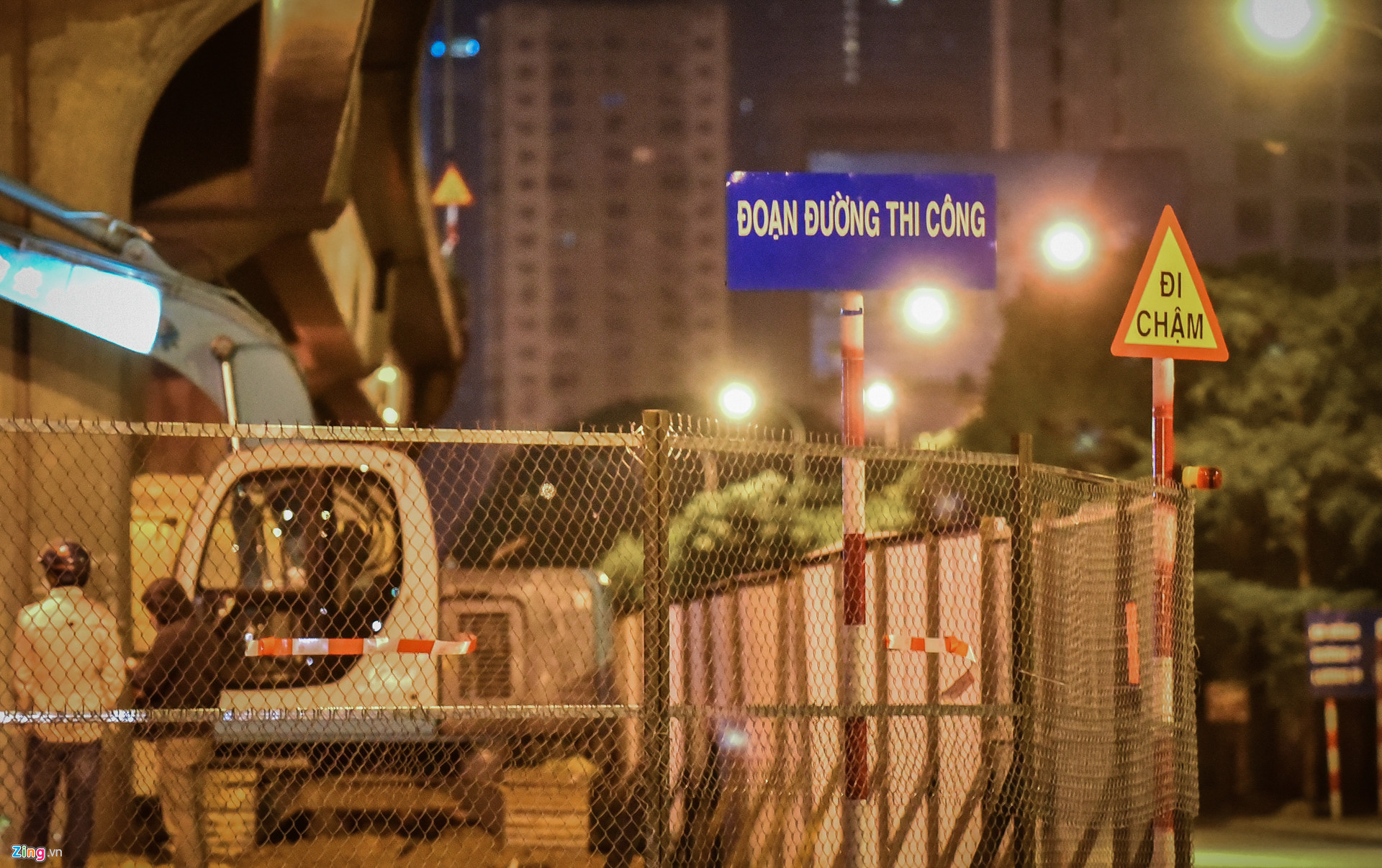 Video ảnh: Trắng đêm rào đường, xén dải phân cách để chống ùn tắc ở Thủ đô