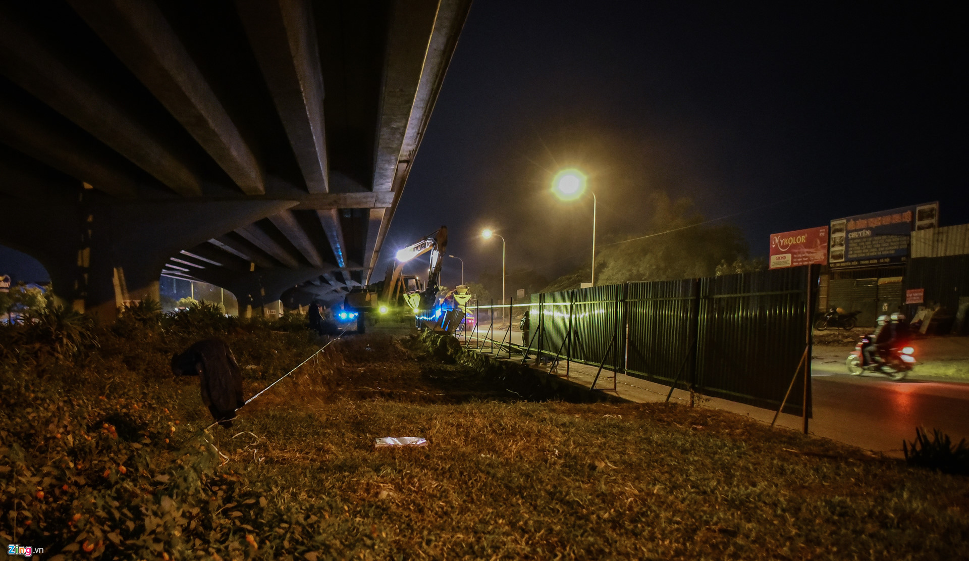 Video ảnh: Trắng đêm rào đường, xén dải phân cách để chống ùn tắc ở Thủ đô