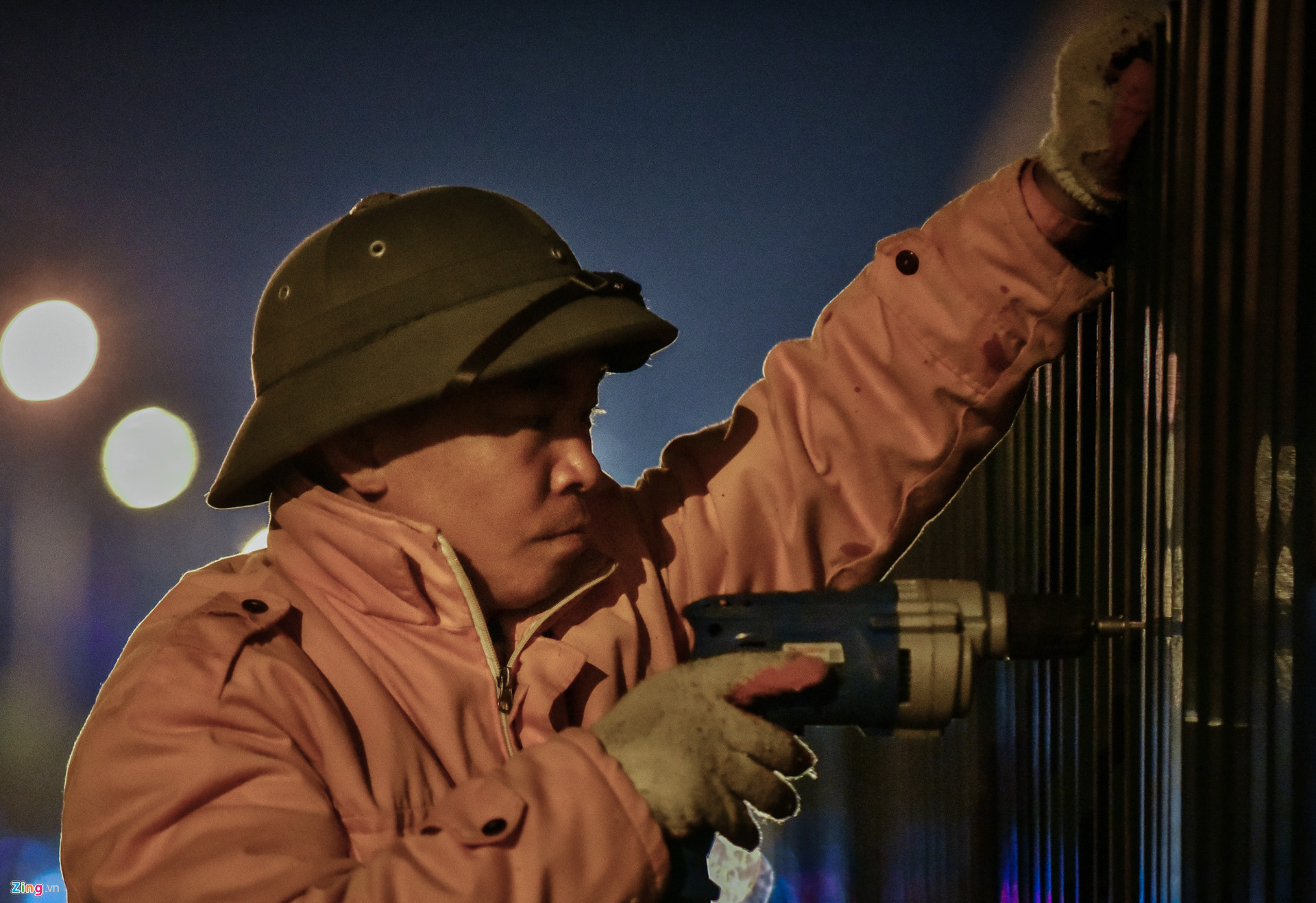 Video ảnh: Trắng đêm rào đường, xén dải phân cách để chống ùn tắc ở Thủ đô