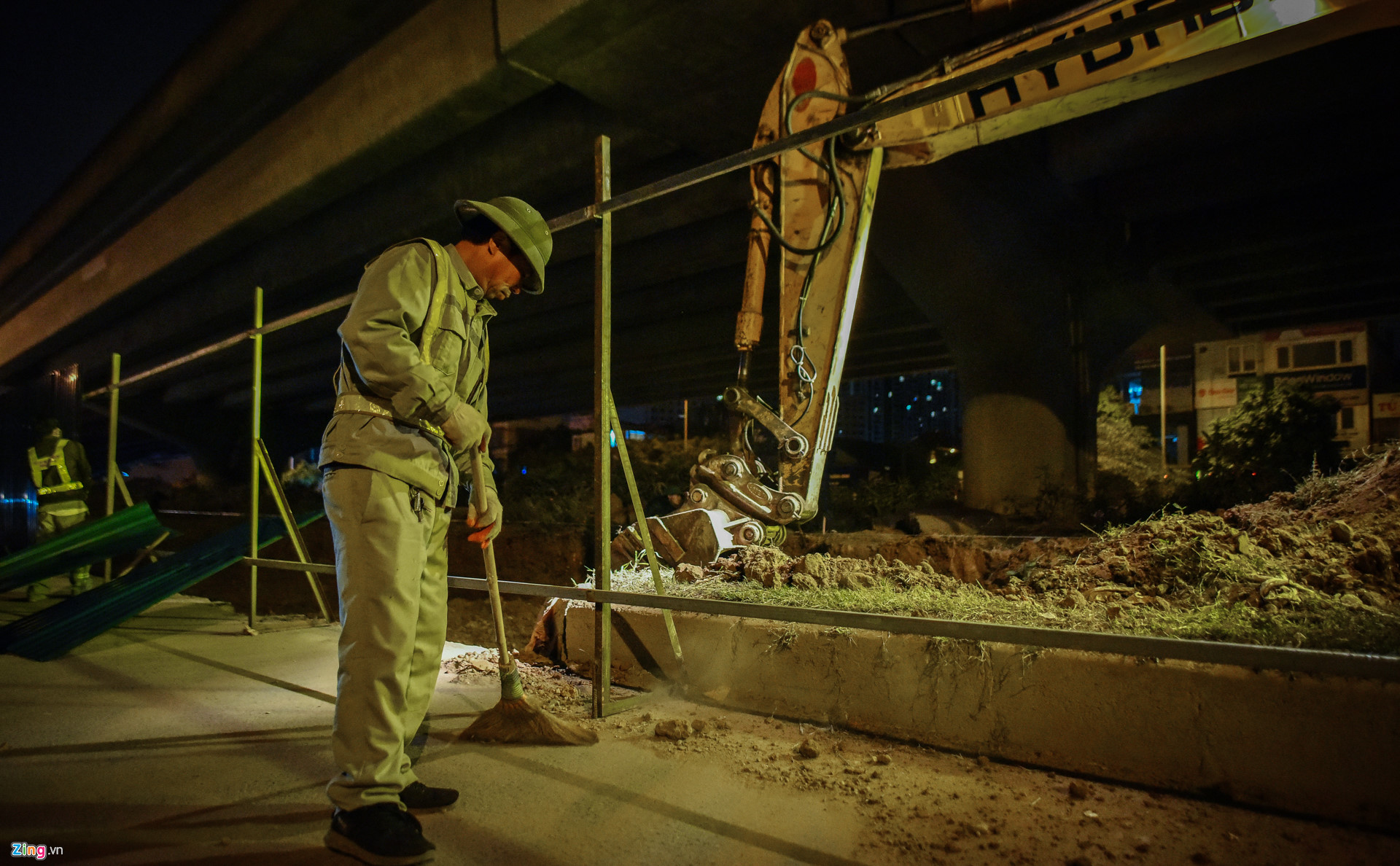 Video ảnh: Trắng đêm rào đường, xén dải phân cách để chống ùn tắc ở Thủ đô