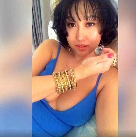 Phi Thanh Vân gây sốc khi khoe vòng 1 cực khủng, đeo vàng nặng trĩu tay do trai trẻ tặng dịp đầu năm