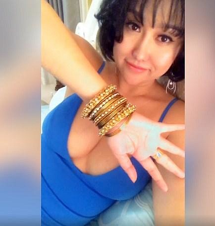 Phi Thanh Vân gây sốc khi khoe vòng 1 cực khủng, đeo vàng nặng trĩu tay do trai trẻ tặng dịp đầu năm