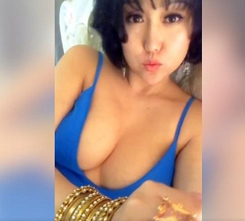 Phi Thanh Vân gây sốc khi khoe vòng 1 cực khủng, đeo vàng nặng trĩu tay do trai trẻ tặng dịp đầu năm