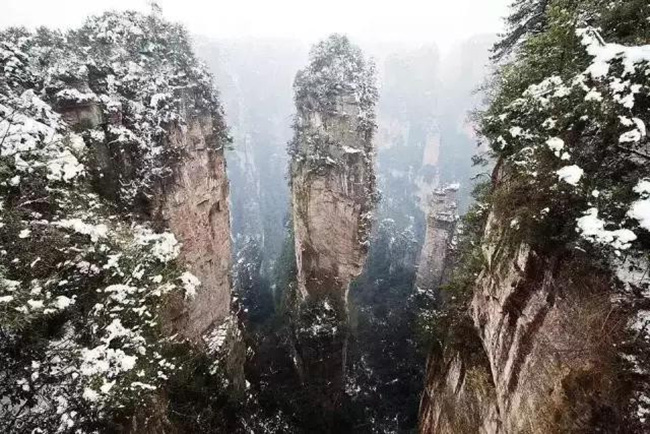 Du khách phấn khích trước cảnh tượng băng tuyết phủ trắng Trương Gia Giới