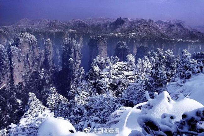 Du khách phấn khích trước cảnh tượng băng tuyết phủ trắng Trương Gia Giới