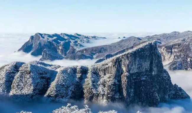 Du khách phấn khích trước cảnh tượng băng tuyết phủ trắng Trương Gia Giới