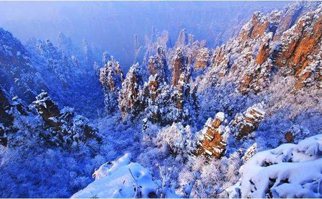 Du khách phấn khích trước cảnh tượng băng tuyết phủ trắng Trương Gia Giới