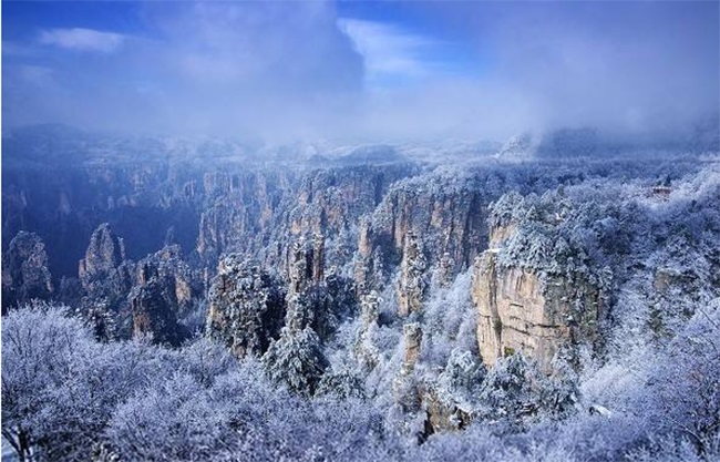 Du khách phấn khích trước cảnh tượng băng tuyết phủ trắng Trương Gia Giới