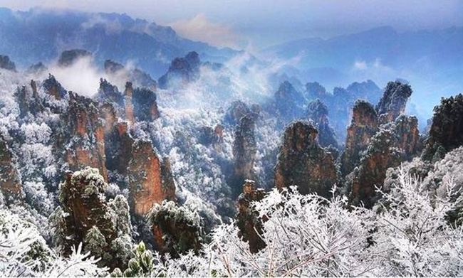 Du khách phấn khích trước cảnh tượng băng tuyết phủ trắng Trương Gia Giới