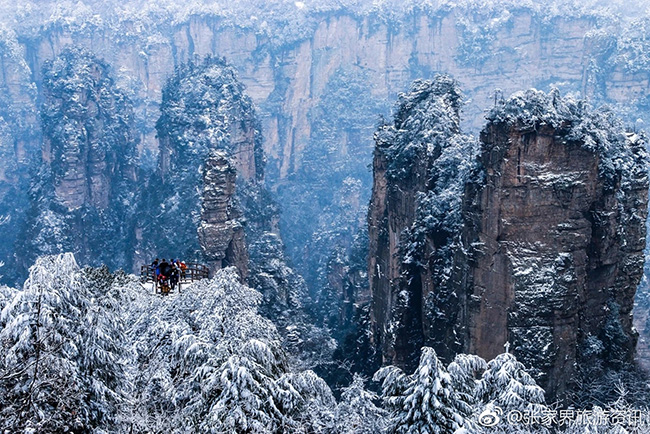 Du khách phấn khích trước cảnh tượng băng tuyết phủ trắng Trương Gia Giới