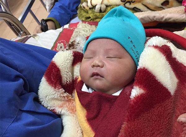 Hà Nam: Một bé trai nặng 3,6kg đẻ rơi trên taxi đúng lúc sang năm mới