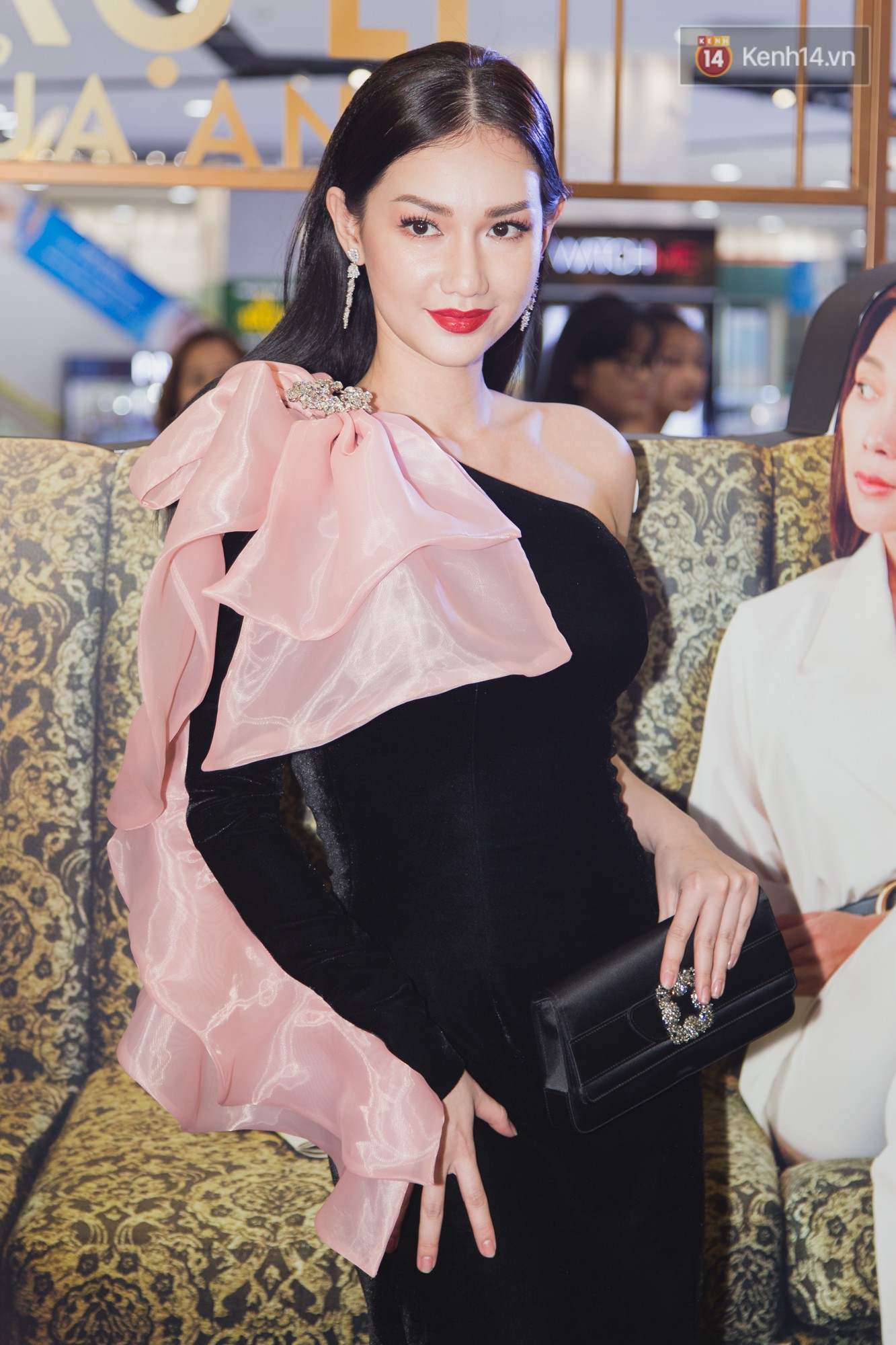 Mai Tài Phến ra rìa vì Mỹ Tâm mải mê ôm... Ngô Thanh Vân trên thảm đỏ Chị Trợ Lý Của Anh