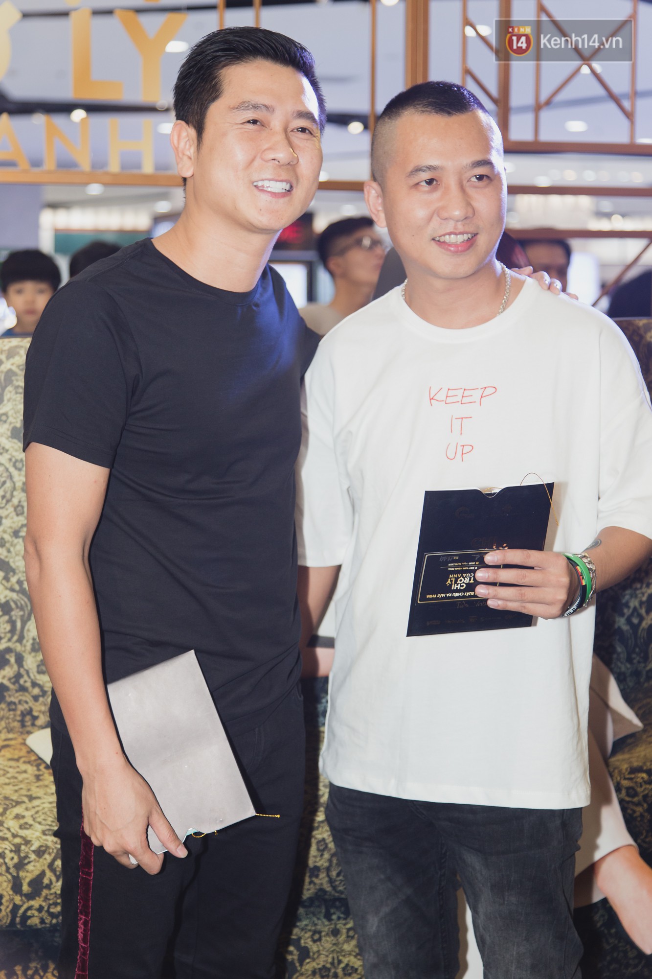 Mai Tài Phến ra rìa vì Mỹ Tâm mải mê ôm... Ngô Thanh Vân trên thảm đỏ Chị Trợ Lý Của Anh