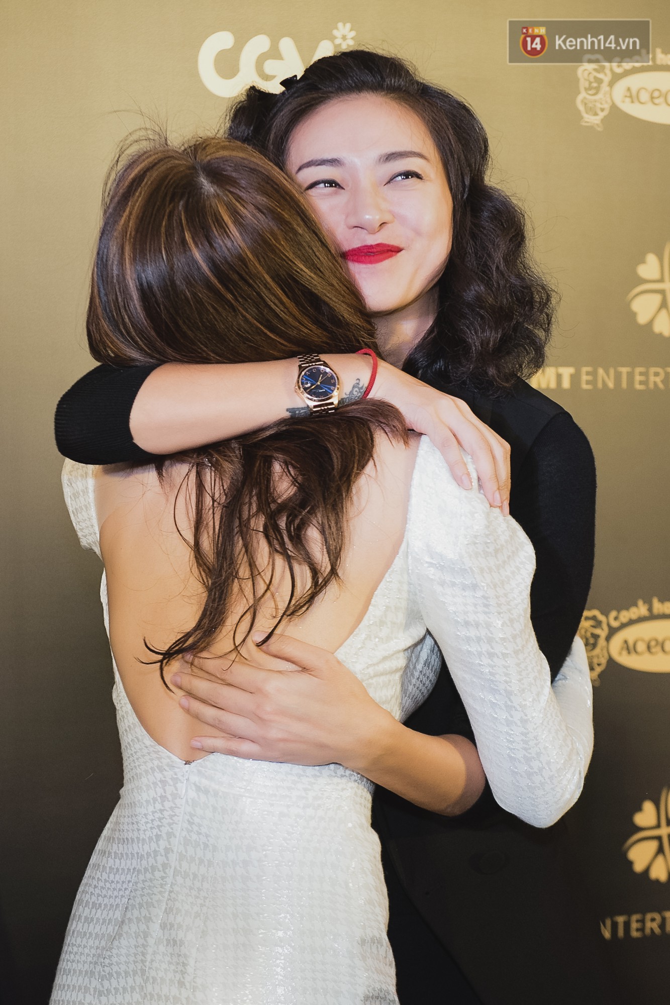 Mai Tài Phến ra rìa vì Mỹ Tâm mải mê ôm... Ngô Thanh Vân trên thảm đỏ Chị Trợ Lý Của Anh