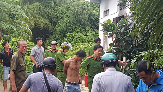 Thanh niên ngáo đá ôm bình ga cố thủ sau khi trộm xe máy