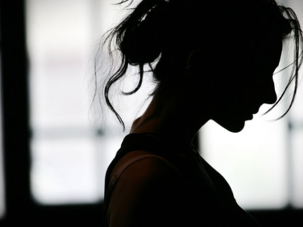 Tôi sợ gần gũi chồng vì biết anh thường đi hát tay vịn