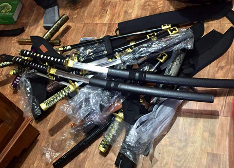 Kho đao kiếm, pháo lậu trong tiệm tạp hóa