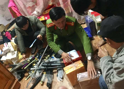 Kho đao kiếm, pháo lậu trong tiệm tạp hóa