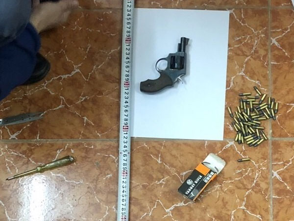 Đến dự đám cưới, 9X nổ súng dọa chủ nhà