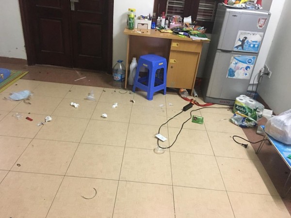 Lại thêm một thảm họa mang tên bạn cùng phòng: Dẫn người yêu về ngủ còn bày bừa ra phòng không khác gì bãi rác