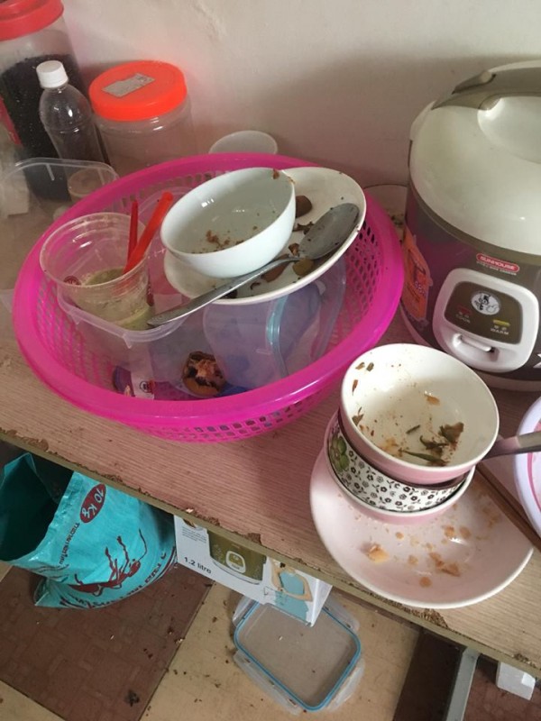 Lại thêm một thảm họa mang tên bạn cùng phòng: Dẫn người yêu về ngủ còn bày bừa ra phòng không khác gì bãi rác